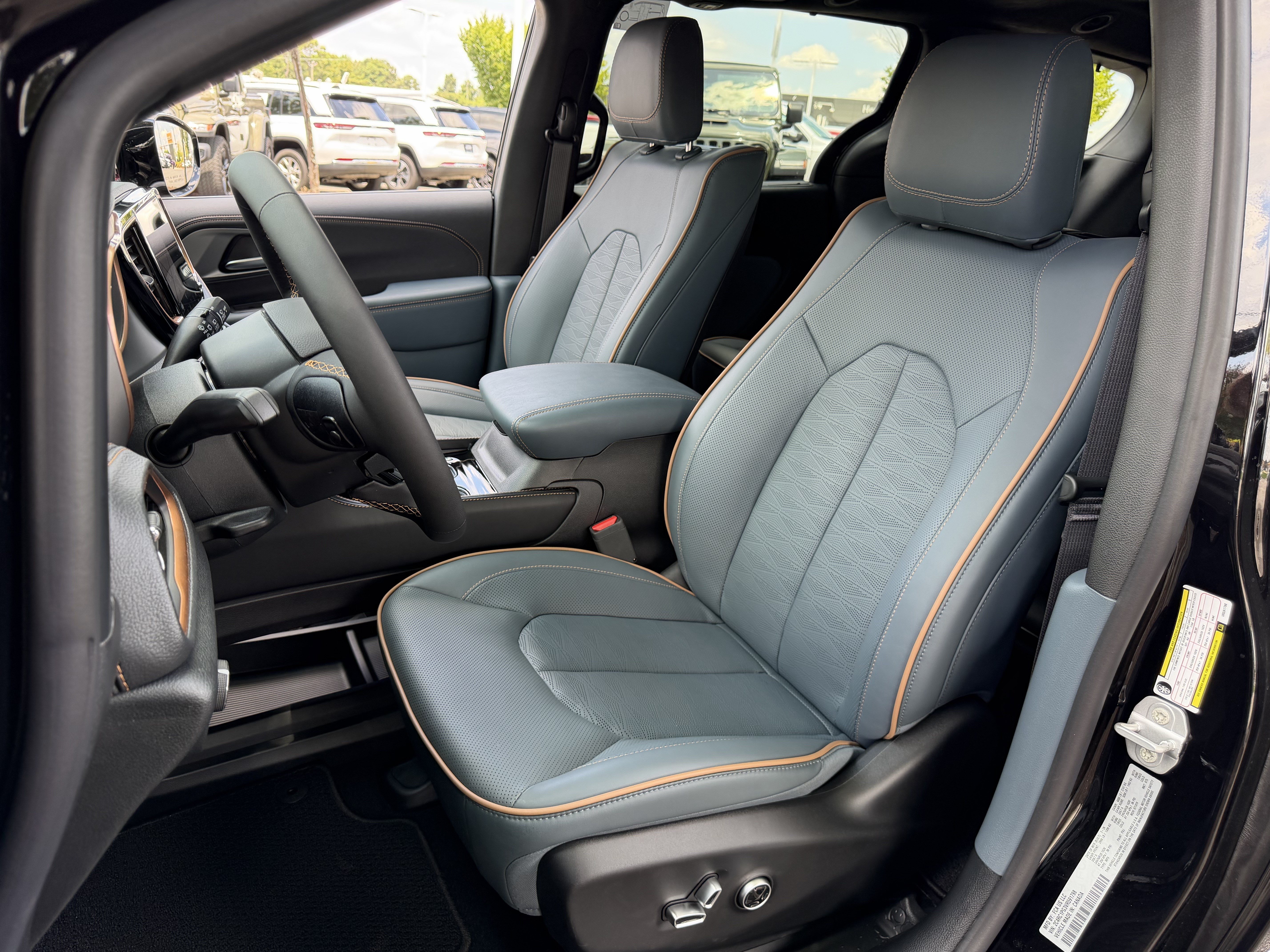 New 2027 Chrysler Pacifica Pinnacle w/ Theater Group FWD image 16