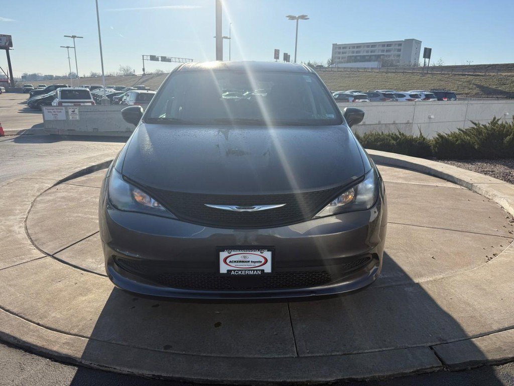 Used 2023 Chrysler Voyager LX image 11