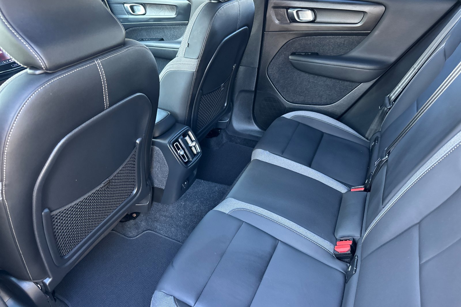 Certified 2023 Volvo XC40 Recharge Core image 13