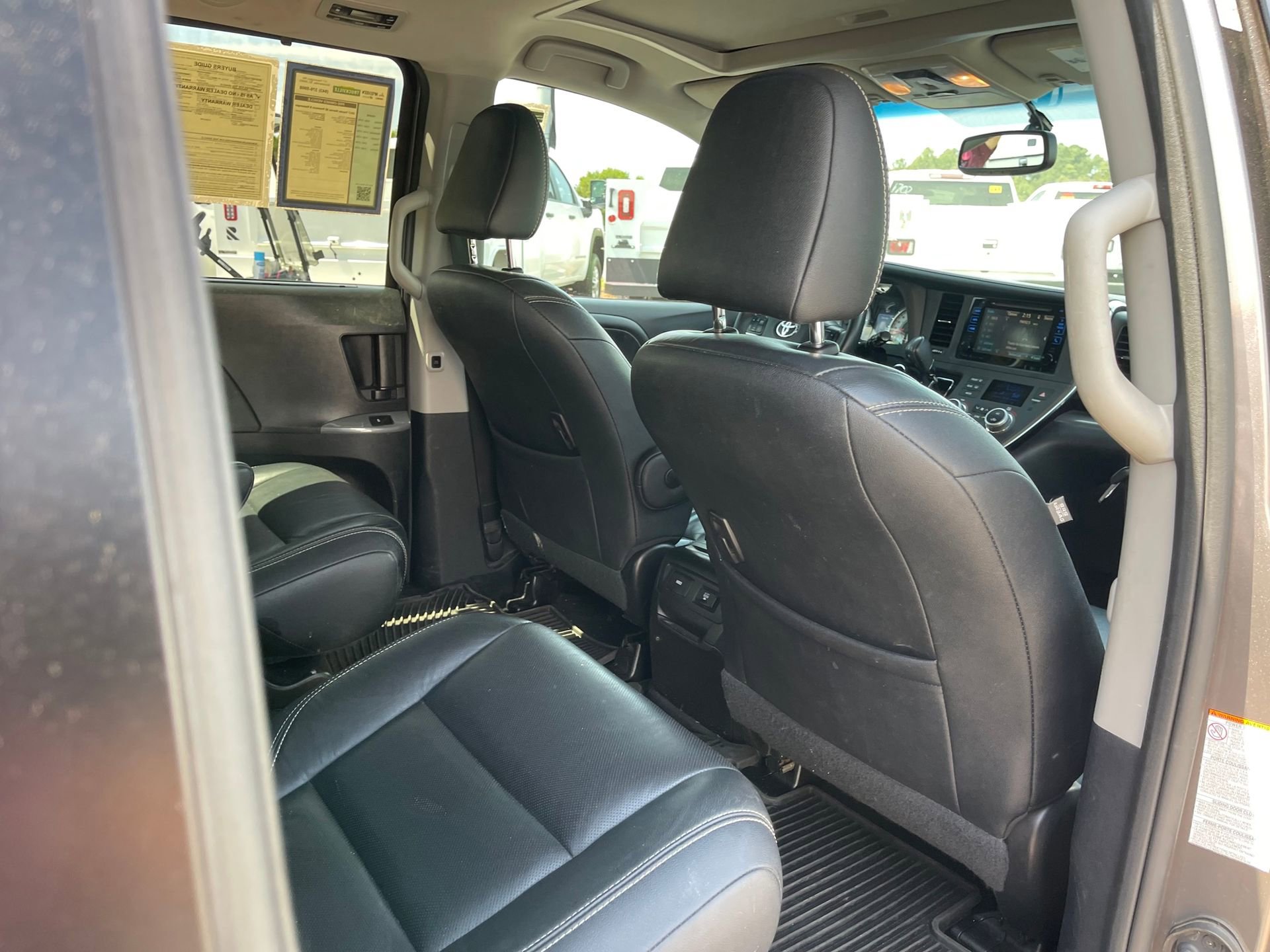 Used 2017 Toyota Sienna SE Premium FWD image 24