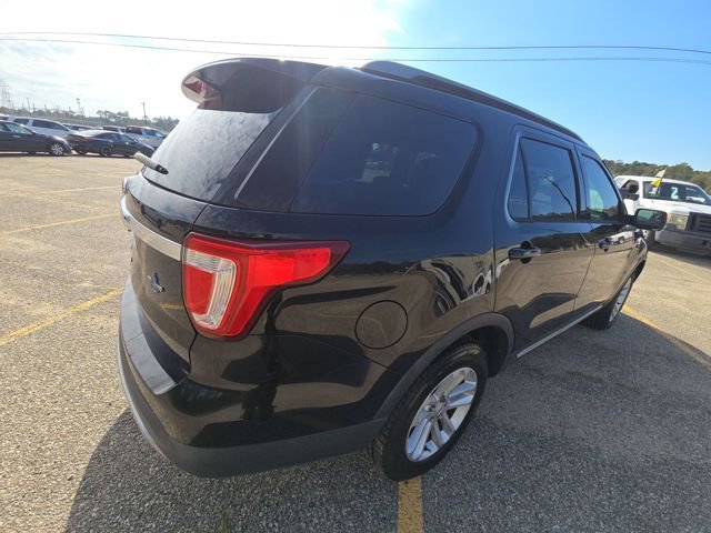 Used 2017 Ford Explorer XLT image 4