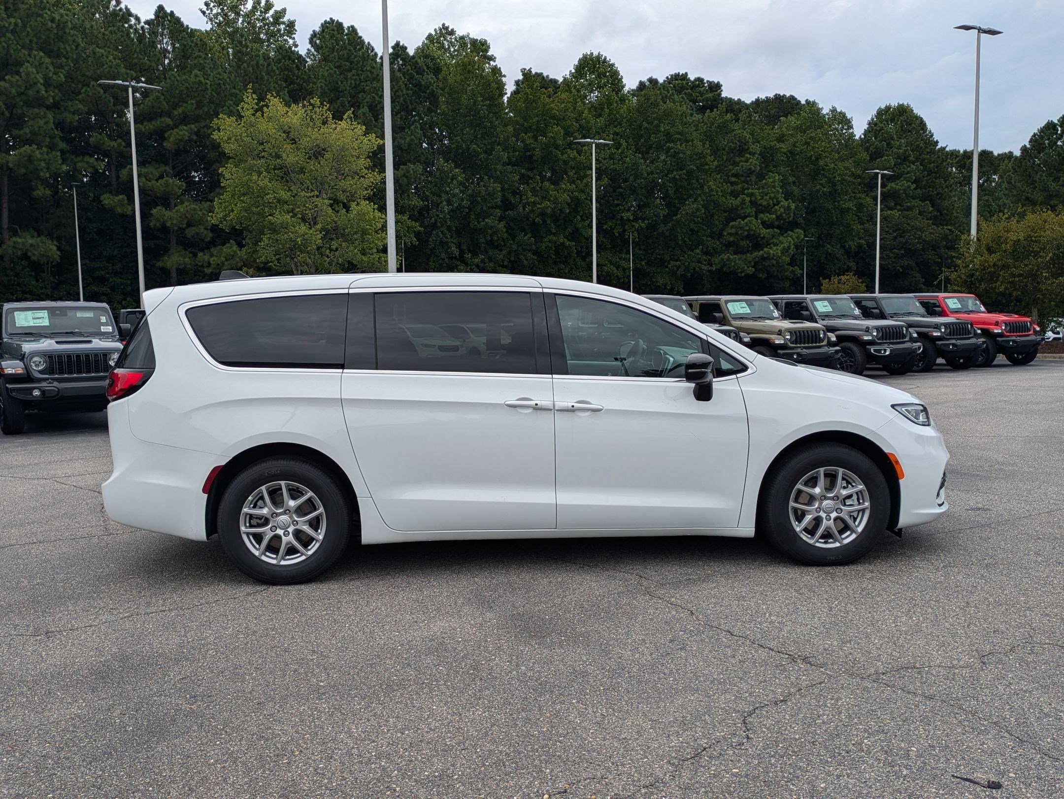 New 2026 Chrysler Pacifica Select image 4