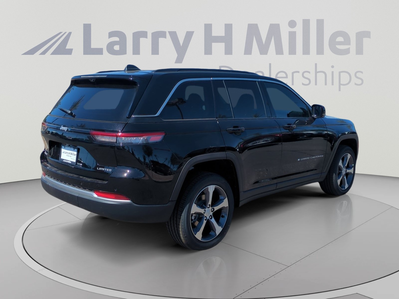 New 2026 Jeep Grand Cherokee Limited w/ Luxury Tech Group II AWD/4WD image 5