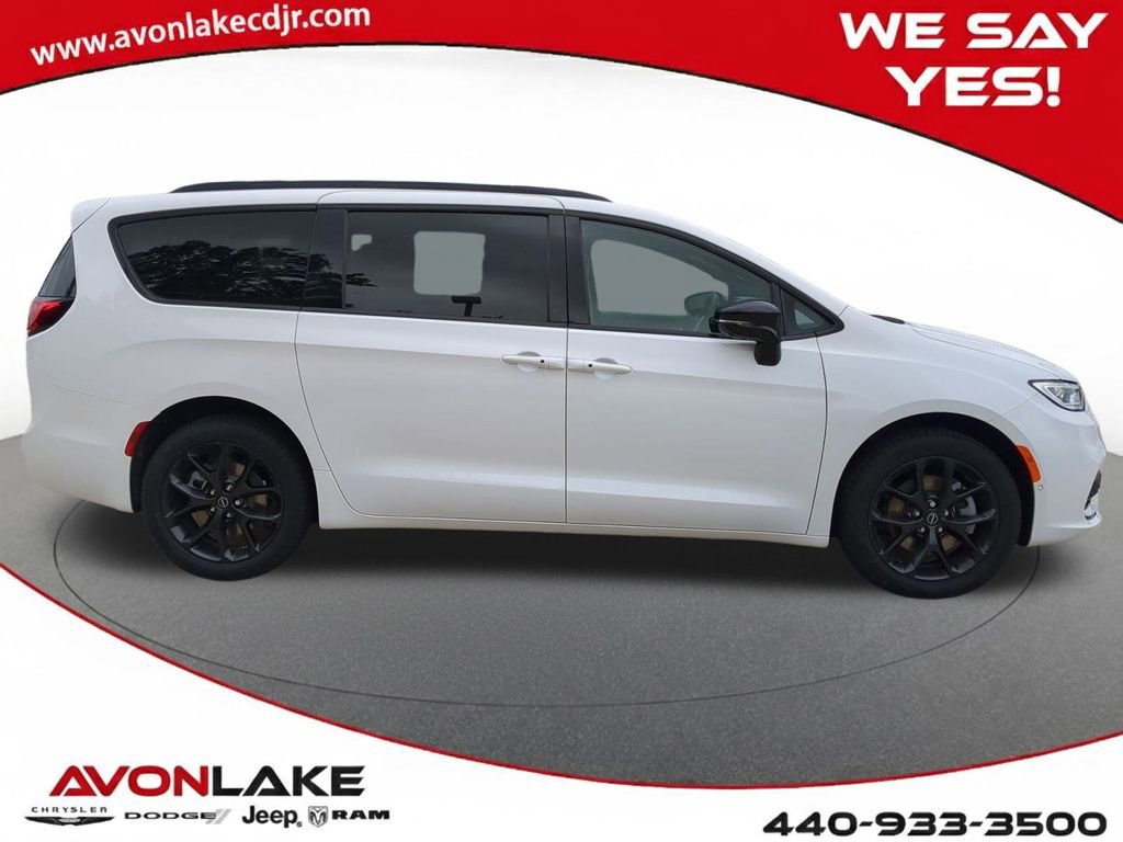 New 2026 Chrysler Pacifica Limited w/ S Appearance Package image 7