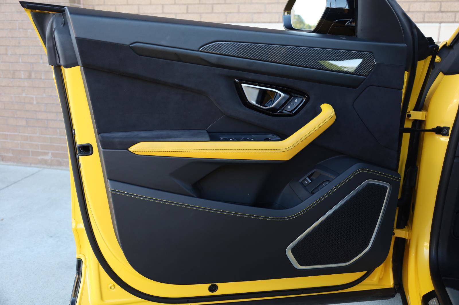 Used 2021 Lamborghini Urus AWD/4WD image 17
