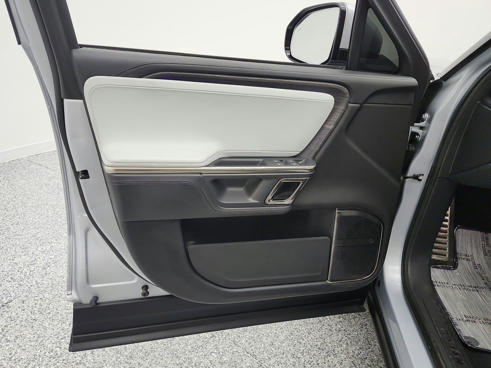 Used 2023 Rivian R1T Adventure image 15