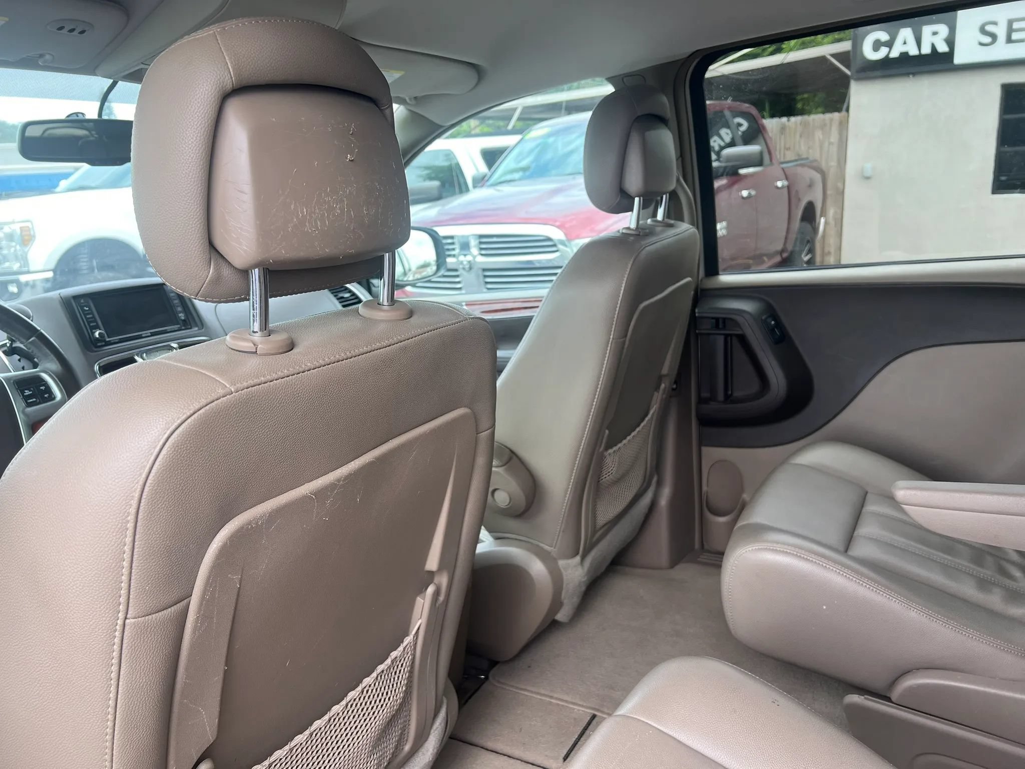 Used 2013 Chrysler Town & Country Touring FWD image 10