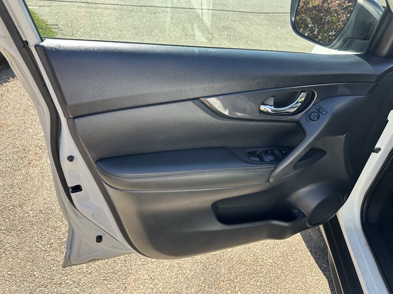 Used 2019 Nissan Rogue SV FWD image 17