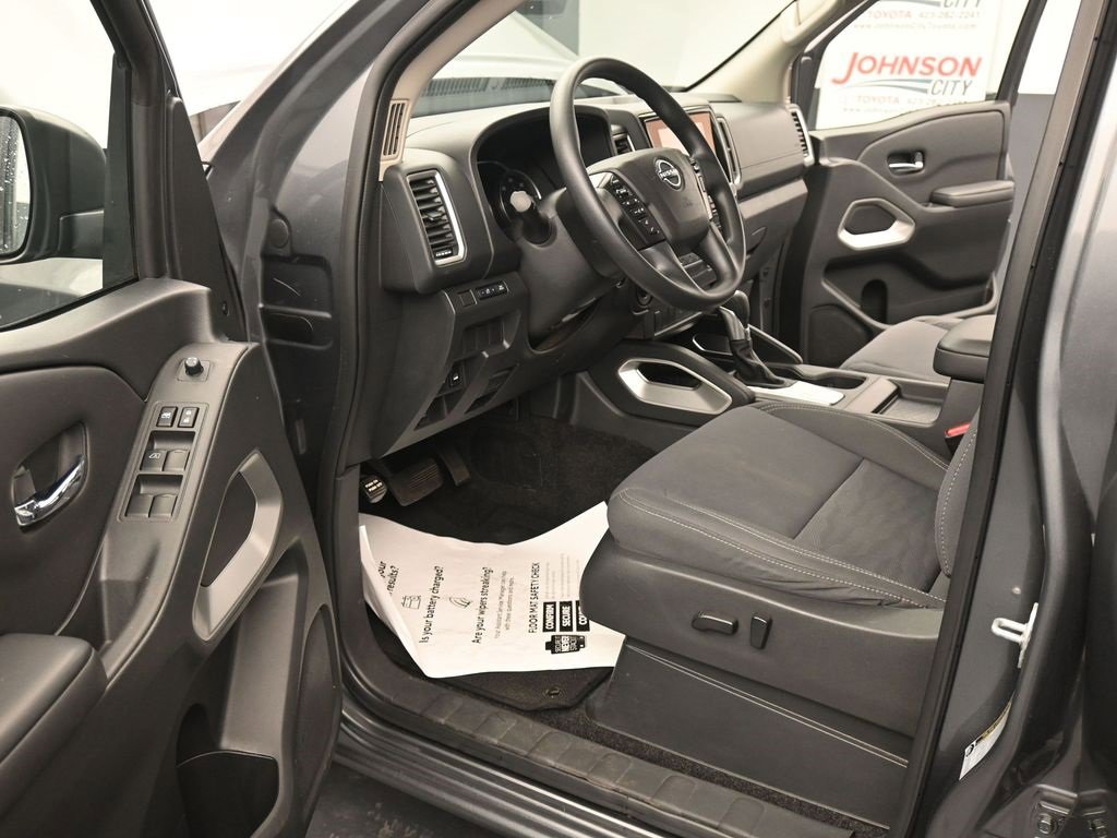 Used 2023 Nissan Frontier SV image 11