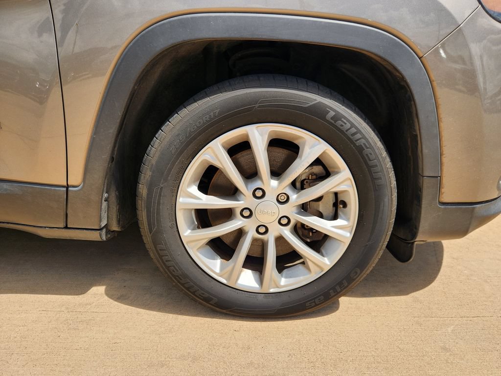 Used 2019 Jeep Cherokee Latitude w/ Popular Appearance Group FWD image 10