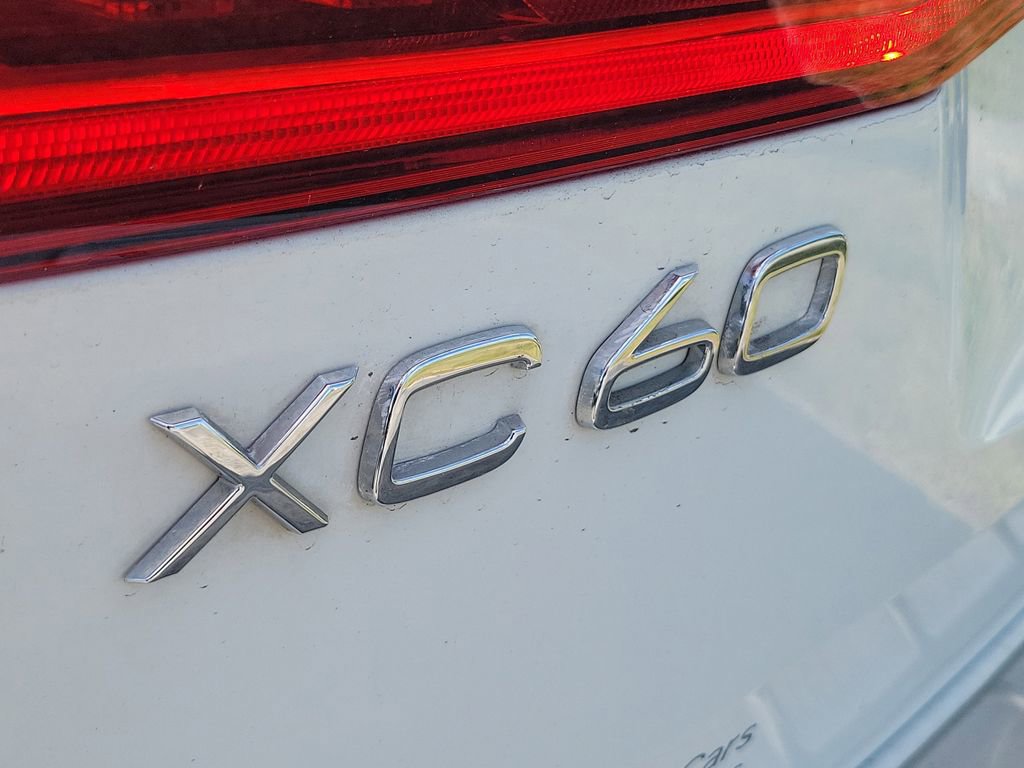 Used 2021 Volvo XC60 T5 Momentum w/ Protection Package Premier image 14