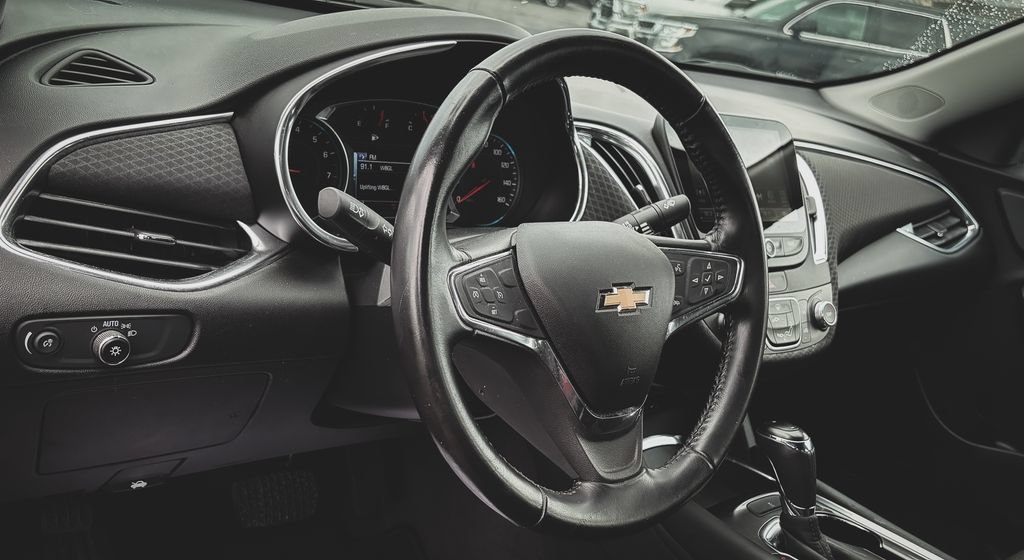 Used 2018 Chevrolet Malibu LT FWD image 2