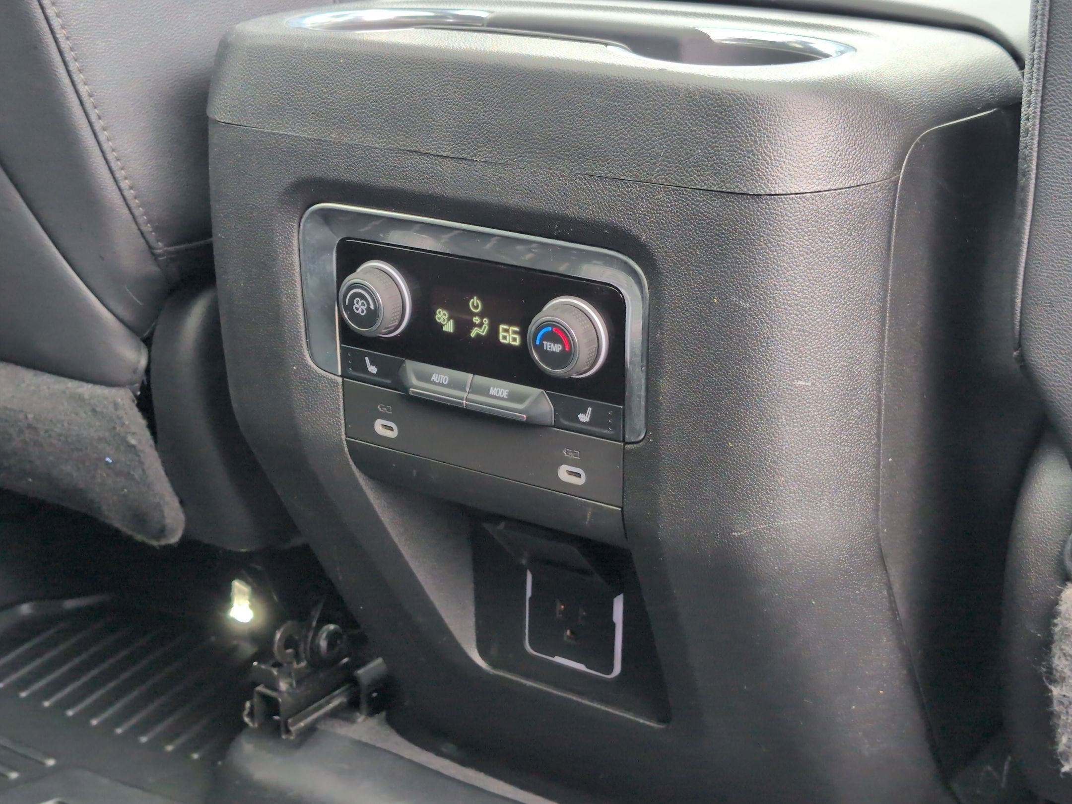 Used 2022 Chevrolet Tahoe Z71 w/ Luxury Package AWD/4WD image 29