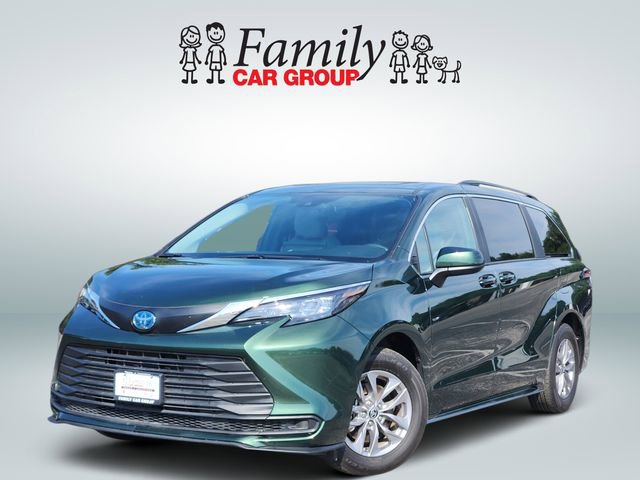 Used 2025 Toyota Sienna LE AWD/4WD image 1