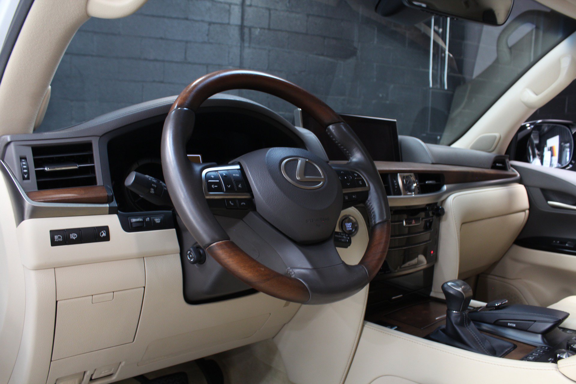 Used 2021 Lexus LX 570 4WD w/ Luxury Package image 32