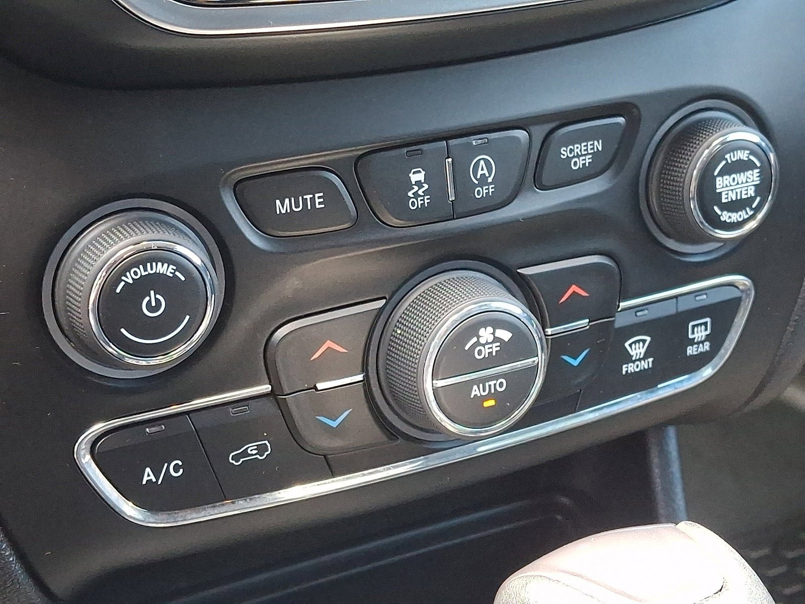 Used 2020 Jeep Cherokee Limited w/ Luxury Group AWD/4WD image 15