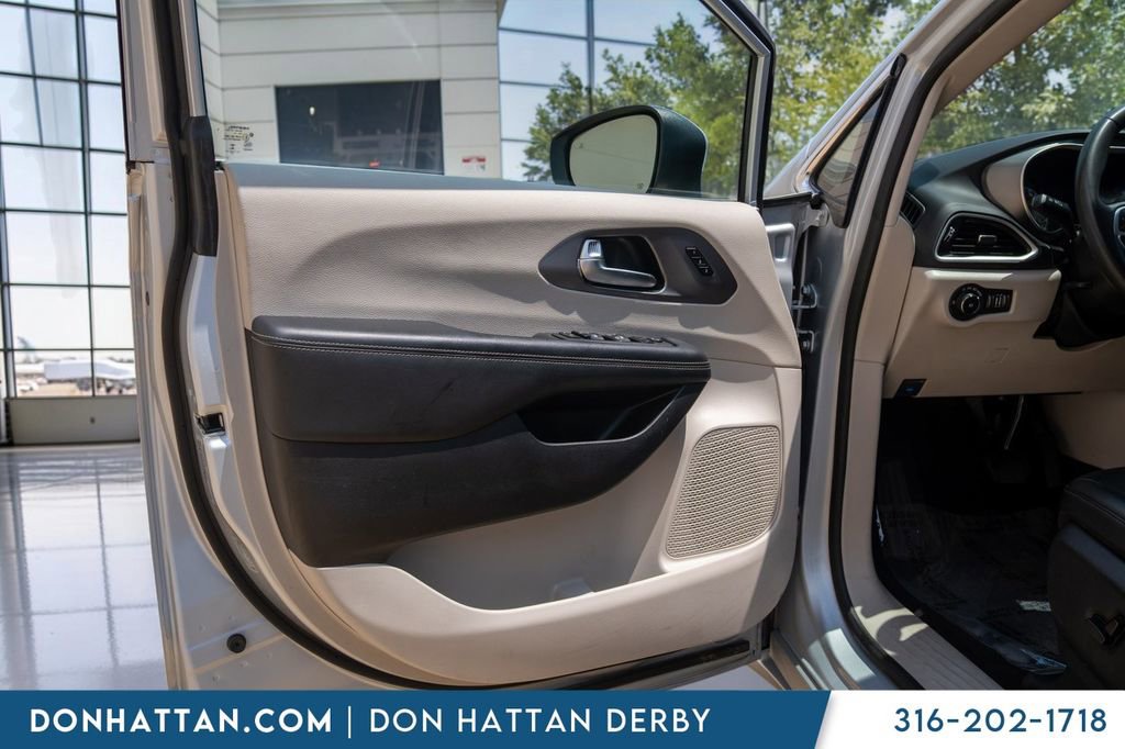 Used 2023 Chrysler Pacifica Touring-L FWD image 14