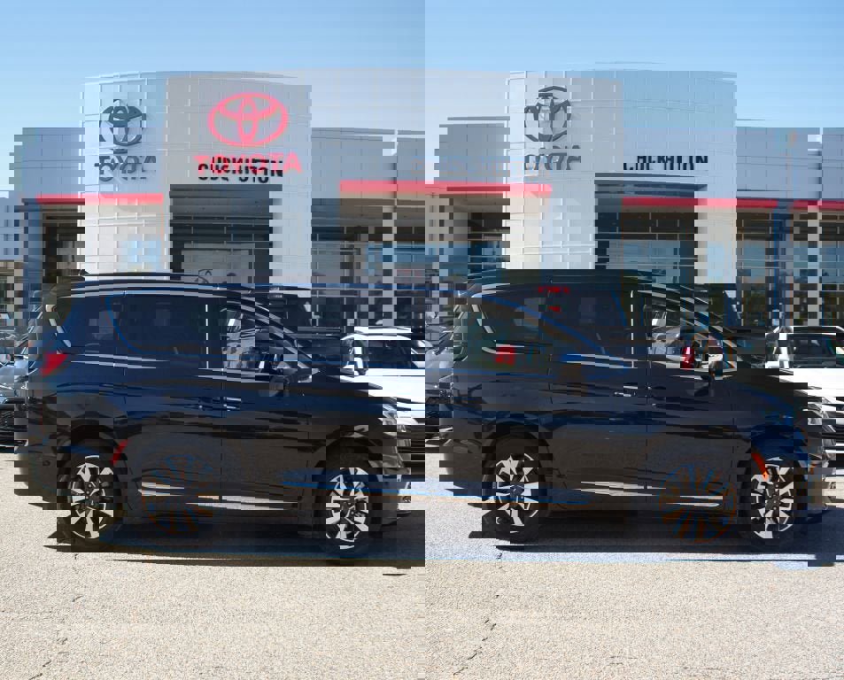 Used 2022 Chrysler Pacifica Limited w/ Uconnect Theater Family Group image 1