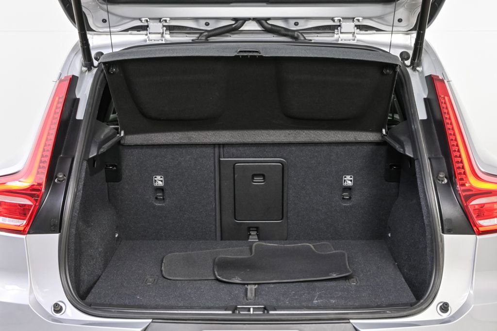 Certified 2025 Volvo XC40 B5 Plus image 31