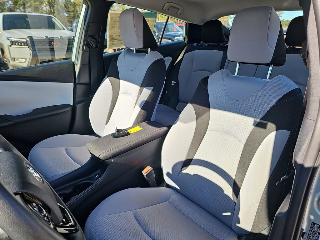 Used 2020 Toyota Prius LE image 18