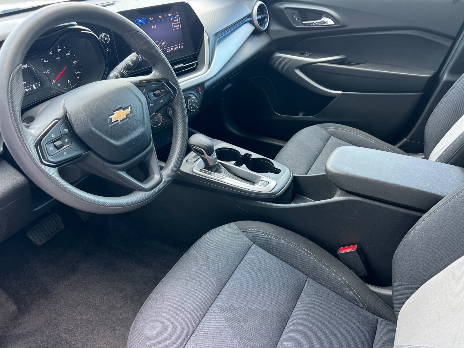 Used 2024 Chevrolet Trax LS w/ LS Convenience Package FWD image 10