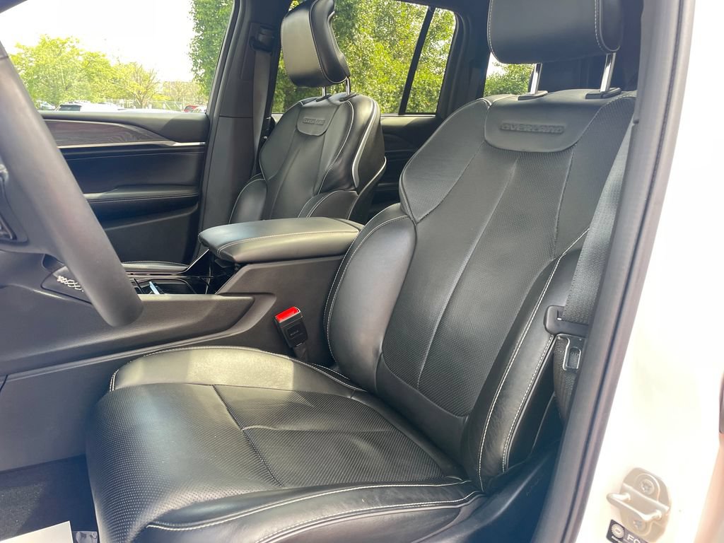 Used 2023 Jeep Grand Cherokee Overland w/ Luxury Tech Group IV AWD/4WD image 16