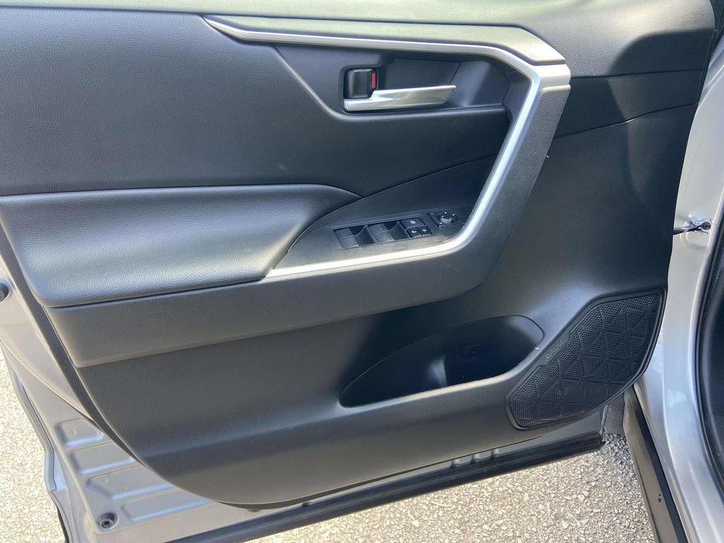 Used 2021 Toyota RAV4 XLE FWD image 10