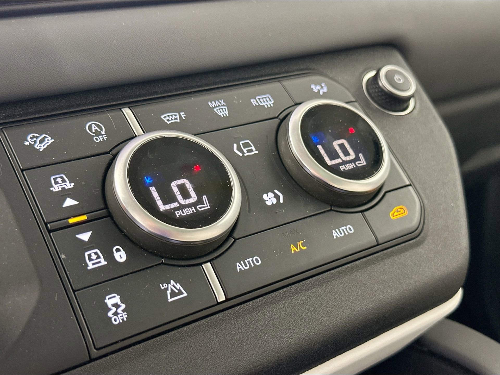 Used 2024 Land Rover Defender 110 SE image 17