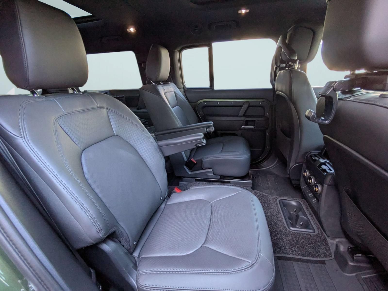 New 2026 Land Rover Defender 130 X-Dynamic SE AWD/4WD image 29