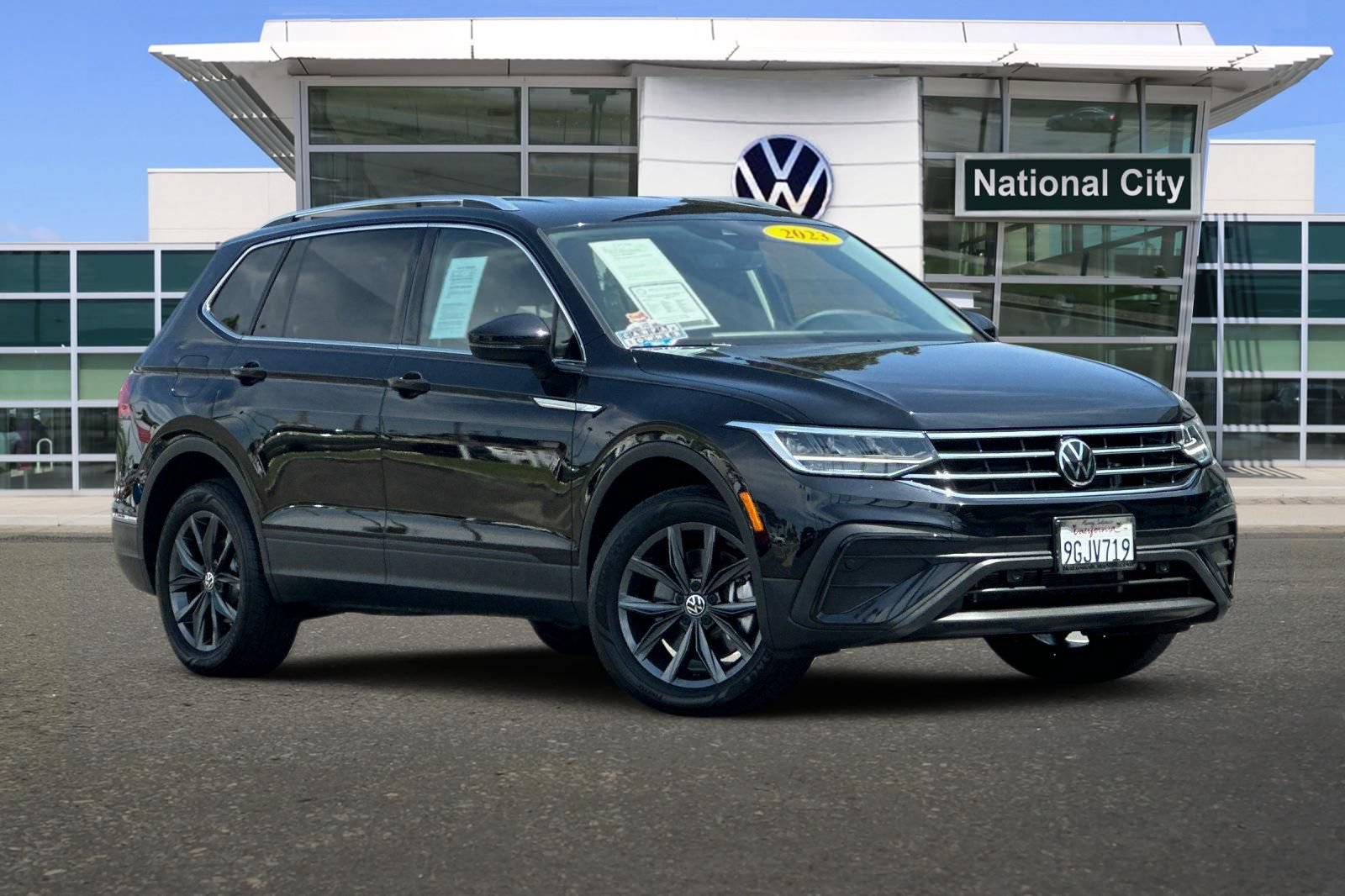 Used 2023 Volkswagen Tiguan SE FWD image 2