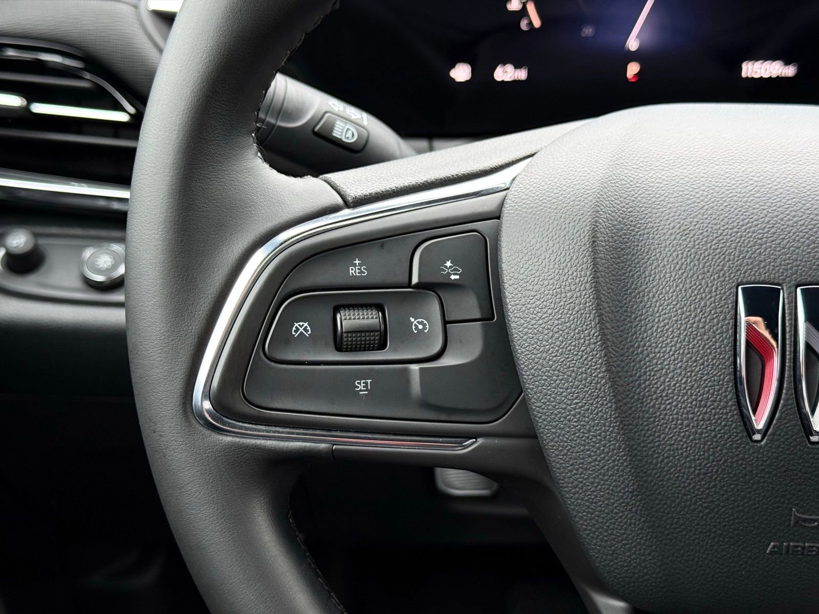 Used 2025 Buick Envista Sport Touring w/ Convenience II Package FWD image 30