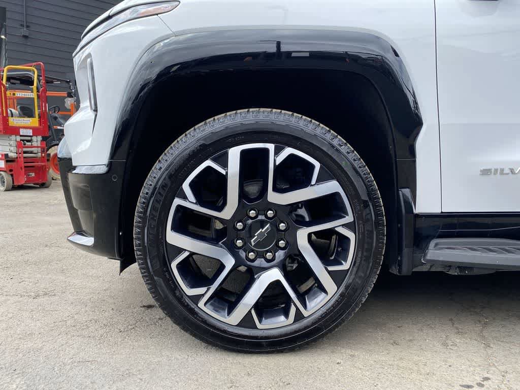Used 2025 Chevrolet Silverado EV RST AWD/4WD image 11
