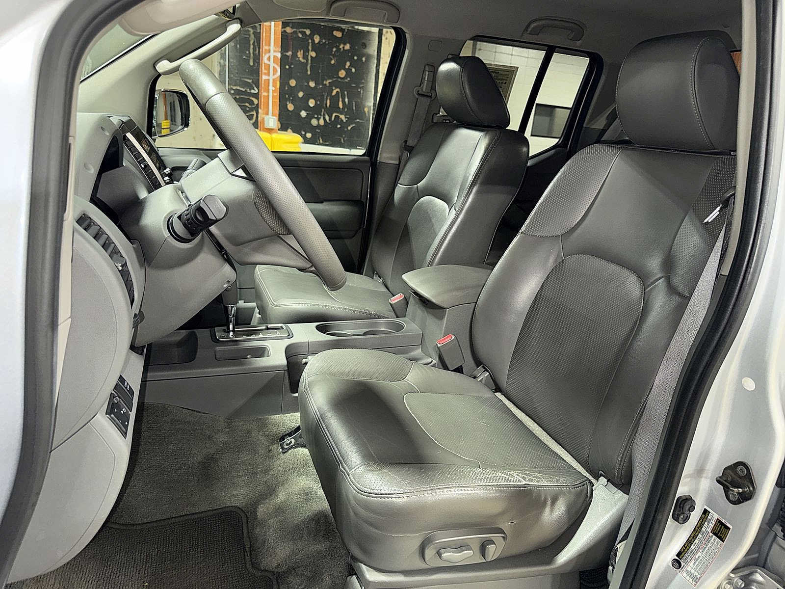 Used 2010 Nissan Frontier LE w/ LE Value Truck Pkg AWD/4WD image 15