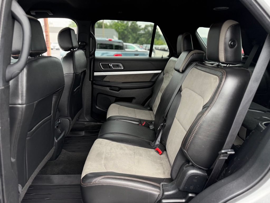 Used 2017 Ford Explorer XLT w/ Equipment Group 202A AWD/4WD image 11