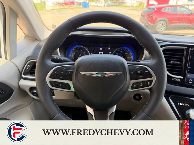 Used 2023 Chrysler Pacifica Touring-L image 16