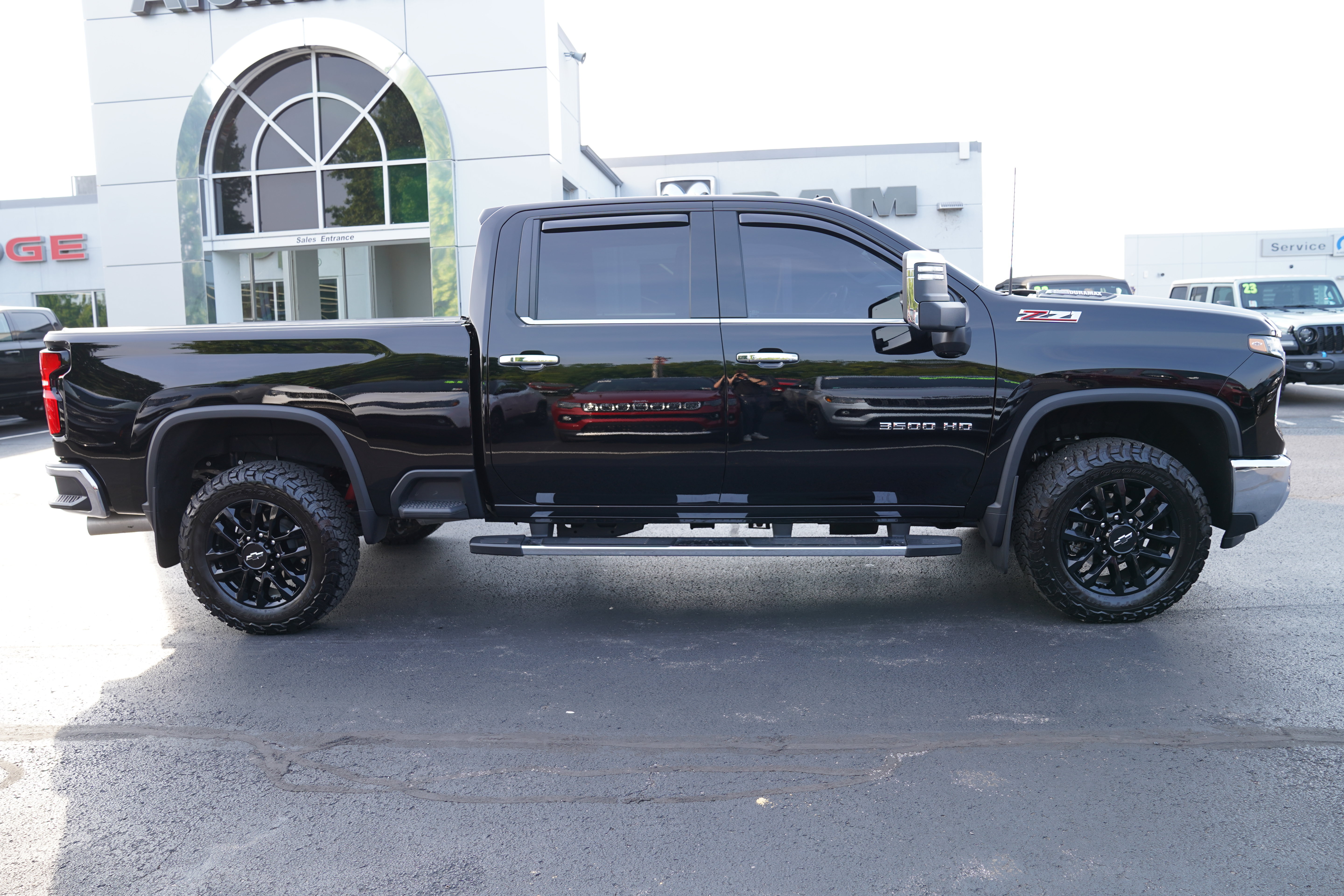 Used 2025 Chevrolet Silverado 3500 LTZ w/ LTZ Convenience Package AWD/4WD image 2