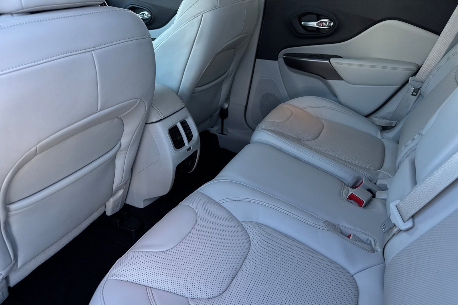 Used 2019 Jeep Cherokee Limited w/ Luxury Group AWD/4WD image 14