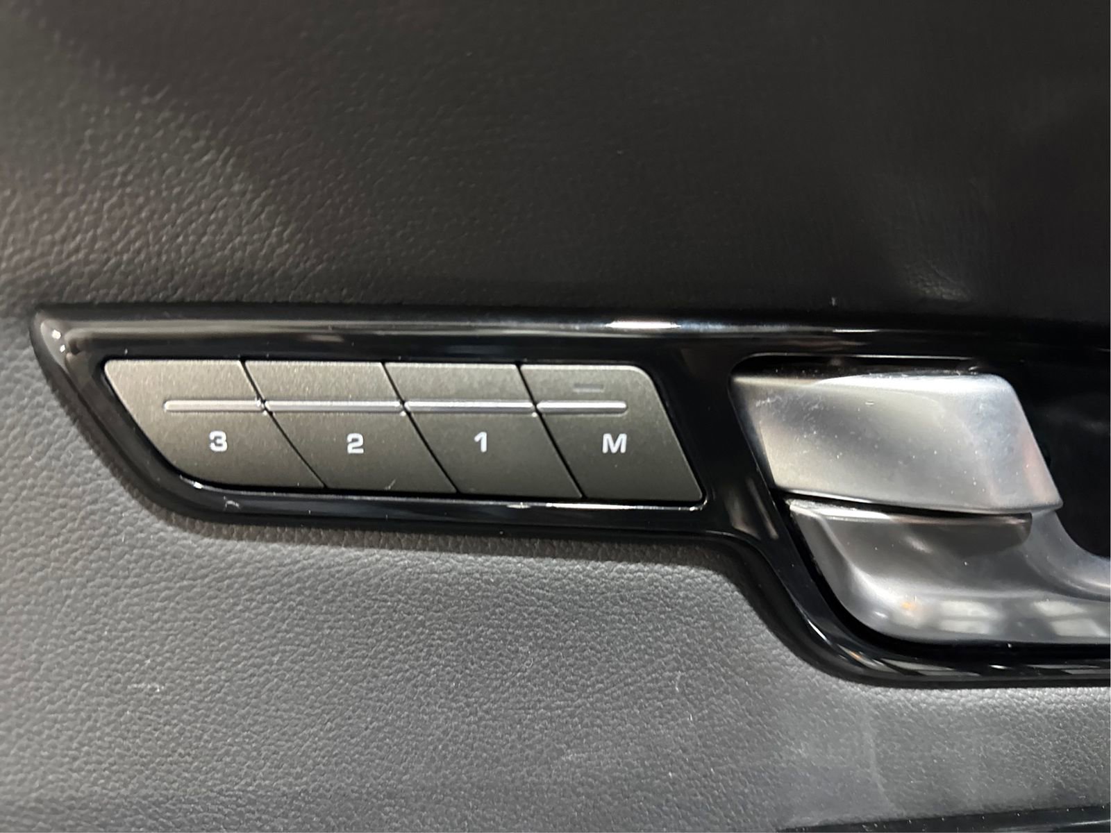 Used 2018 Land Rover Range Rover Evoque SE image 18