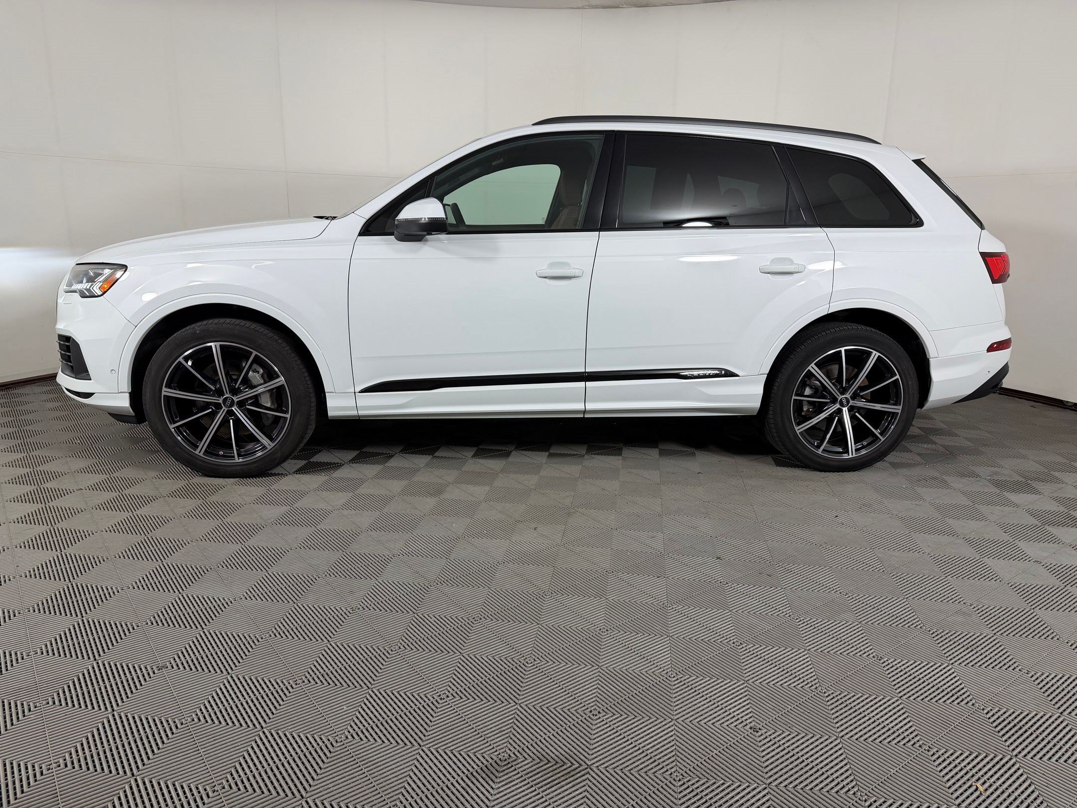Used 2023 Audi Q7 3.0T Premium Plus AWD/4WD image 2
