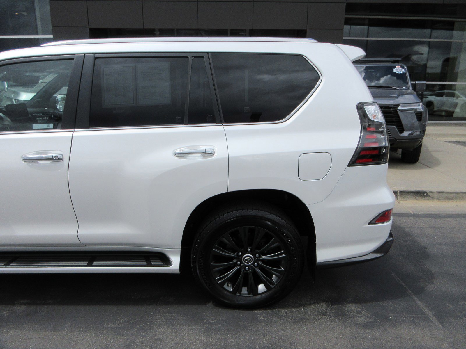 Used 2023 Lexus GX 460 Luxury w/ Sport Design Package AWD/4WD image 4