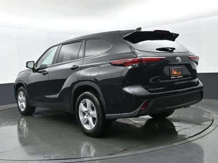 Used 2025 Toyota Highlander LE FWD image 9