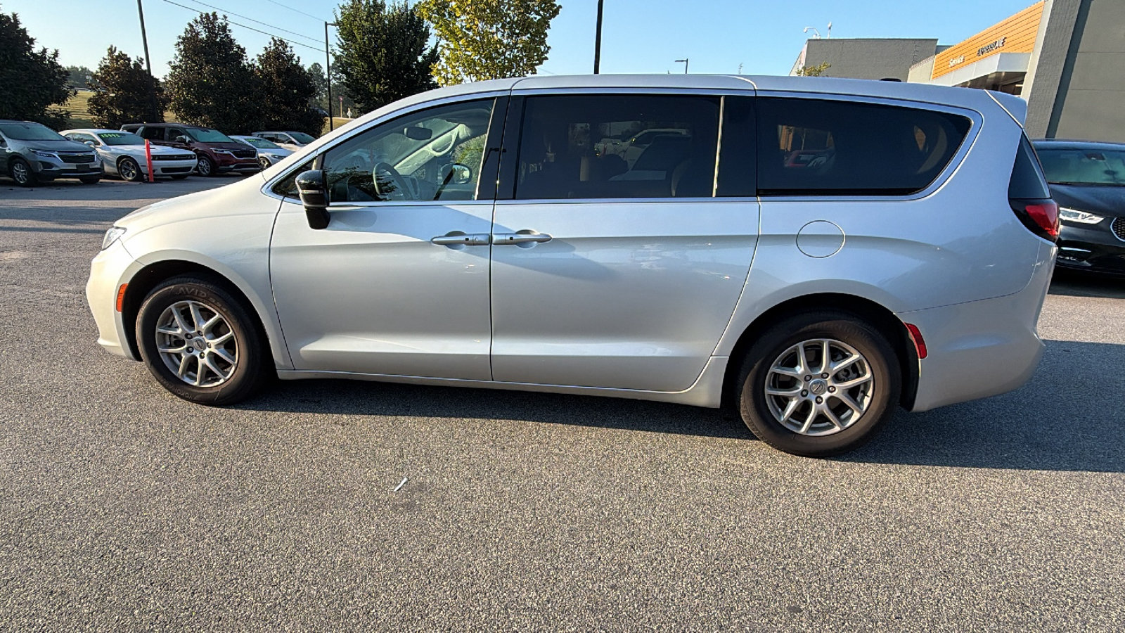 Used 2024 Chrysler Pacifica Touring-L FWD image 11