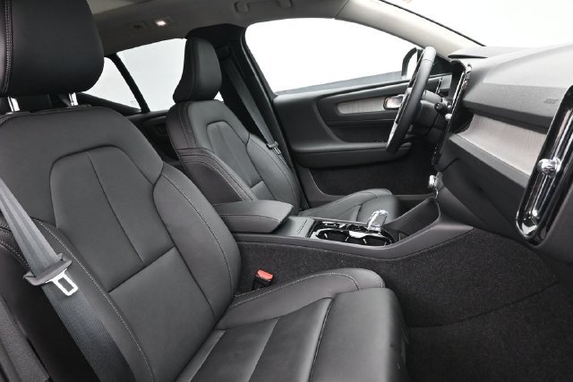 Used 2025 Volvo XC40 B5 Plus AWD/4WD image 33