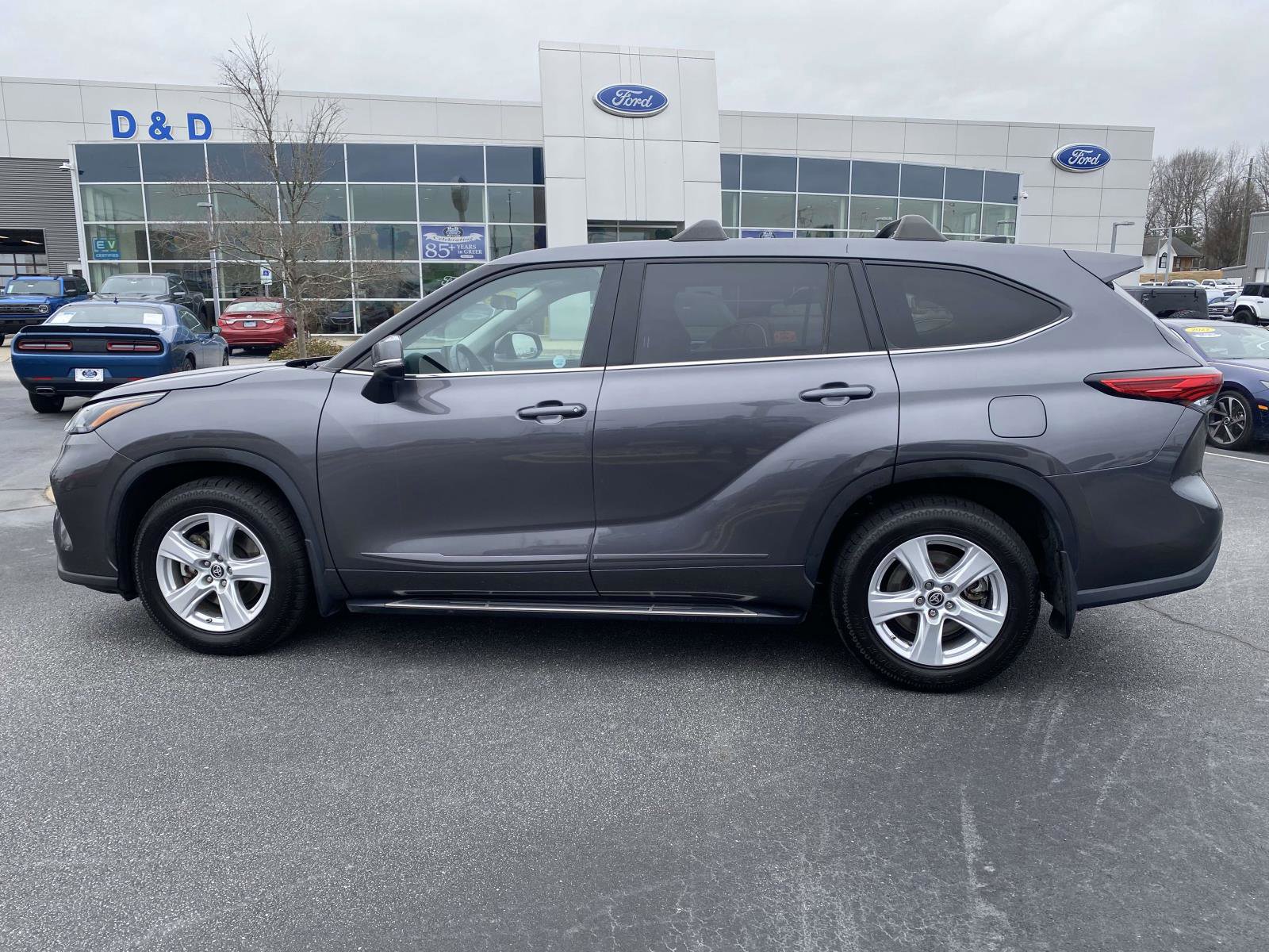 Used 2022 Toyota Highlander LE image 4