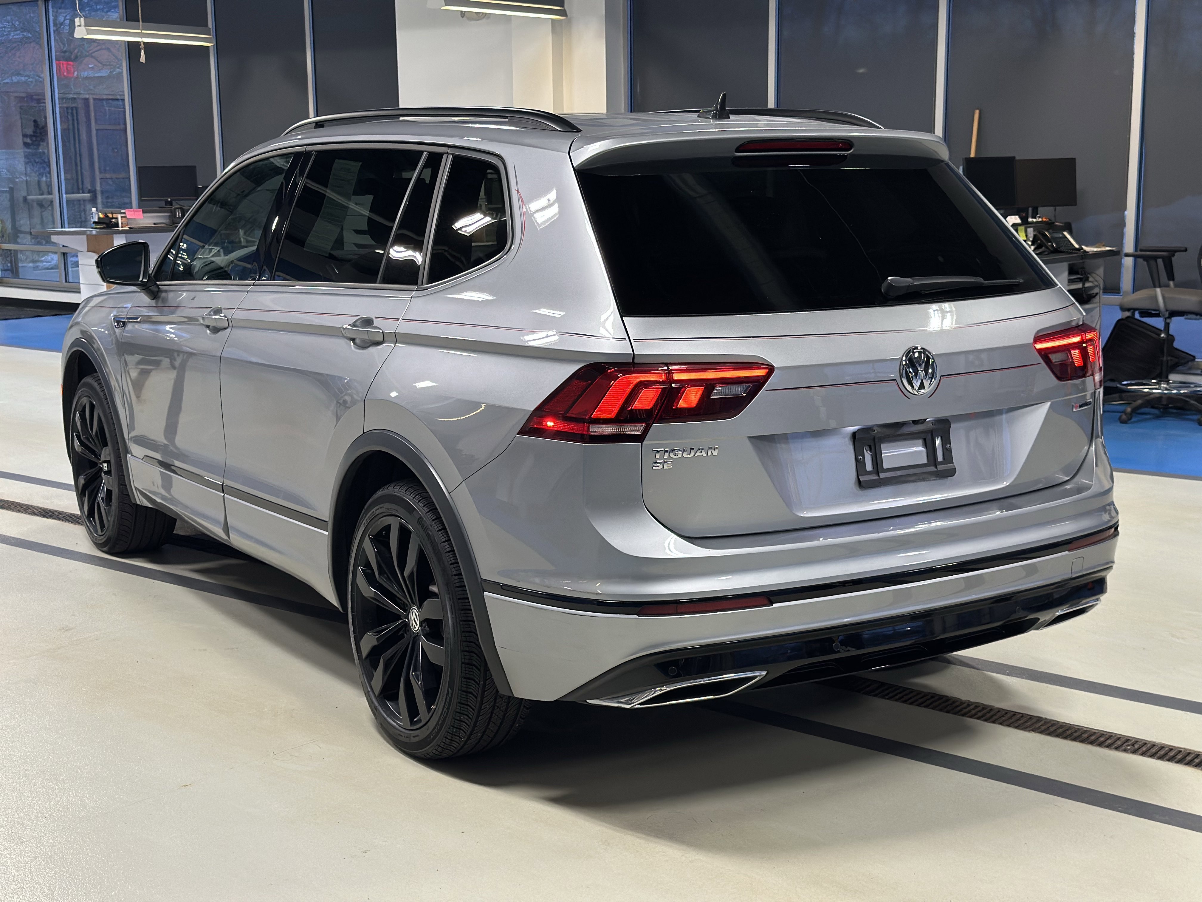 Used 2021 Volkswagen Tiguan SE R-Line image 8