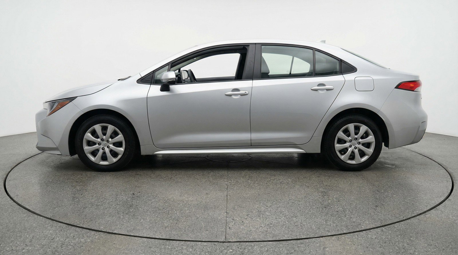 Used 2025 Toyota Corolla LE image 5
