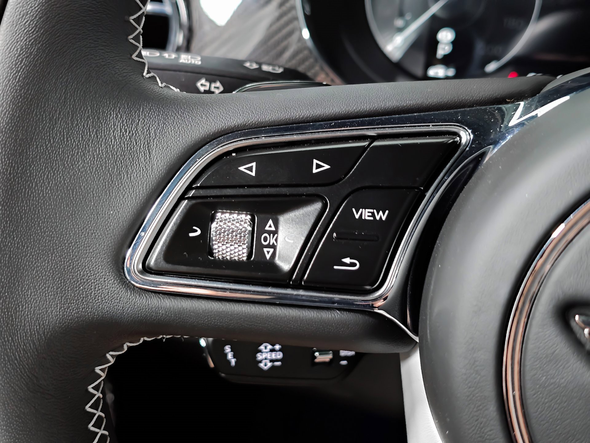 Used 2023 Bentley Bentayga Extended Wheelbase image 35