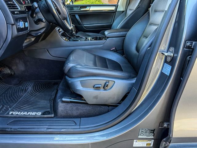 Used 2013 Volkswagen Touareg Sport image 23