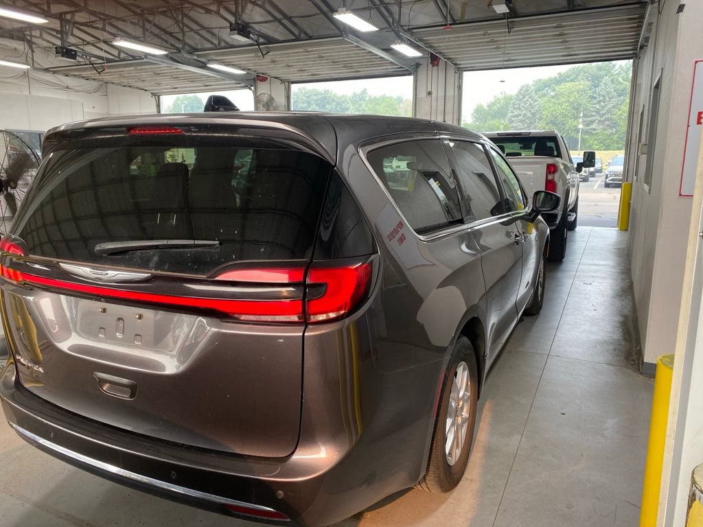 Used 2023 Chrysler Pacifica Touring-L FWD image 4