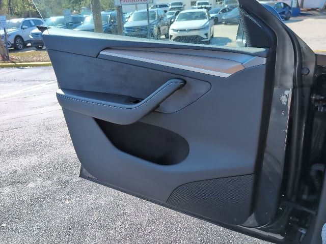 Used 2025 Tesla Model Y Long Range image 18